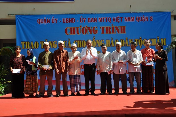 Deputy PM visits Cham people in Ho Chi Minh City hinh anh 1
