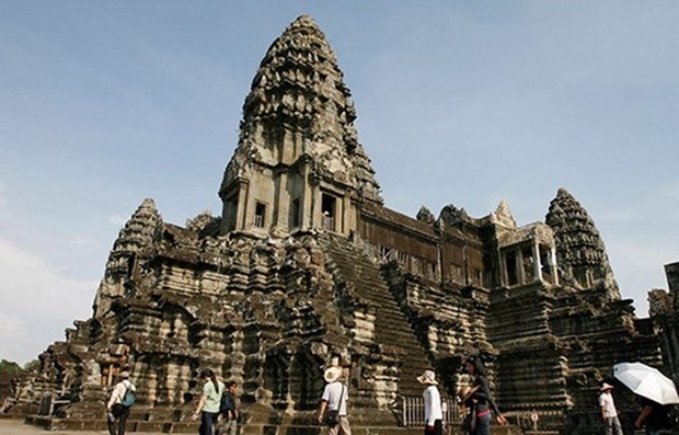Cambodia bans cars from travelling in front of Angkor Wat hinh anh 1