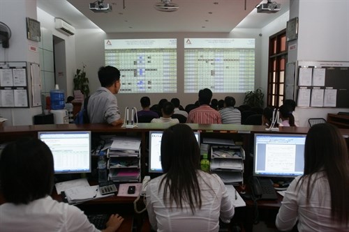Vietnam’s stocks down on lower oil prices hinh anh 1
