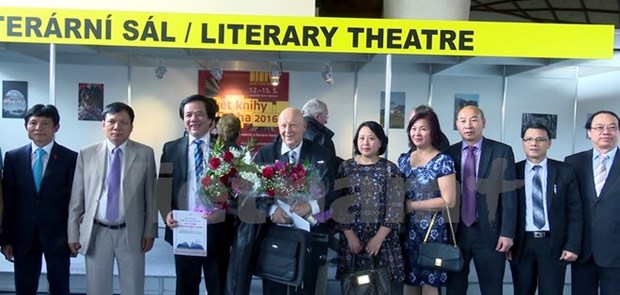 Czech-Vietnamese dictionary wins second prize hinh anh 1