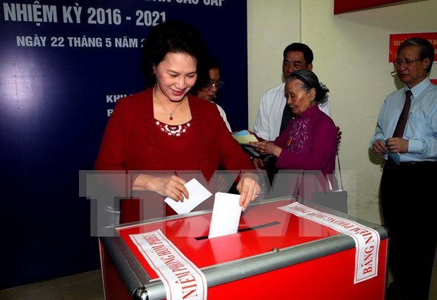 Leaders join voters in general election hinh anh 3