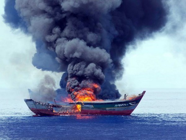 Palau torches Vietnamese illegal fishing boat hinh anh 1