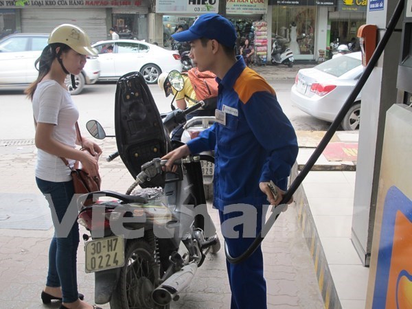 Petrol prices up nearly 700 VND per litre hinh anh 1