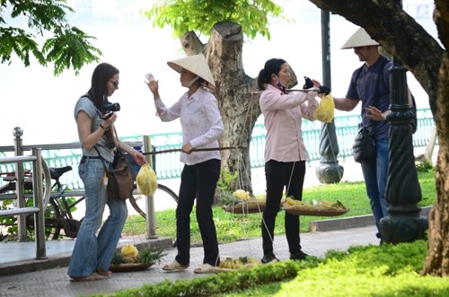 Hanoi authorities make efforts to crack down on tourist scams hinh anh 1