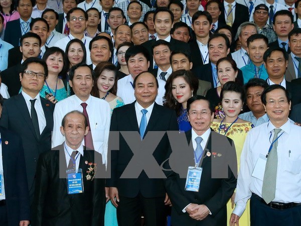 PM asks press to accompany businesses in economic integration hinh anh 1