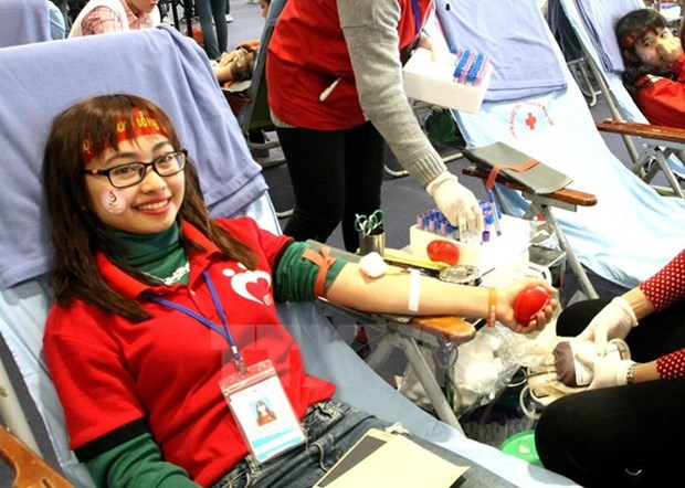 Outstanding blood donors praised at Hanoi ceremony hinh anh 1