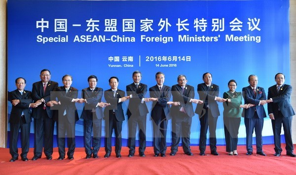 ASEAN-China relations, East Sea issue featured at special meeting hinh anh 1