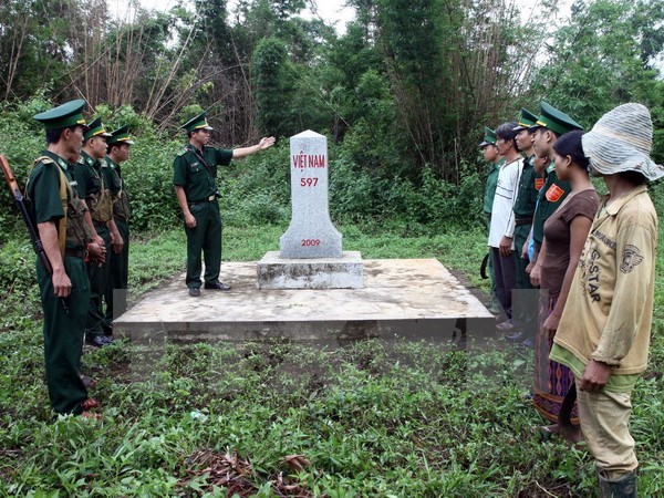 Vietnam, Laos enhance defence links hinh anh 1