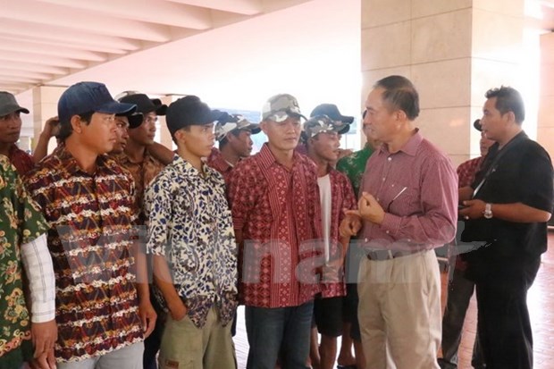 Detained Vietnamese fishermen return home from Indonesia hinh anh 1