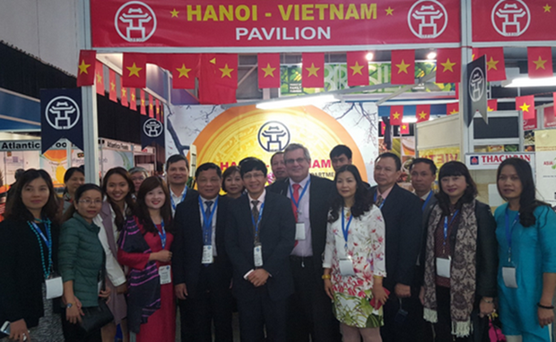 Visitors interested in Vietnamese goods at SA trade exhibition hinh anh 1