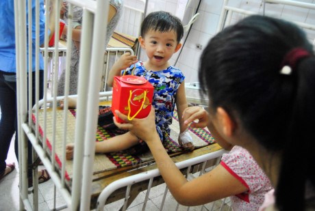 Vice President visits disadvantaged children in Da Nang hinh anh 1