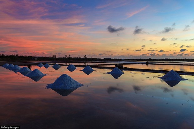 Vietnam’s salt fields in top most breathtaking sunsets on earth hinh anh 1