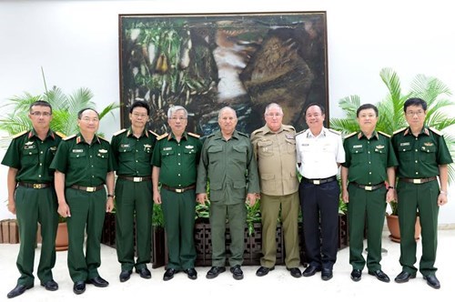 Vietnam, Cuba talk to boost defence ties hinh anh 1