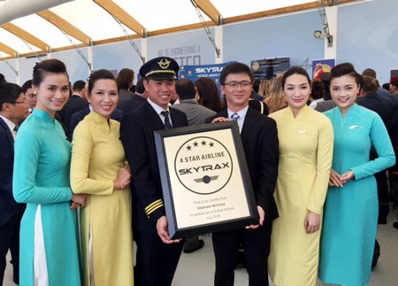 Vietnam Airlines earns 1.62 bln USD in six months hinh anh 1