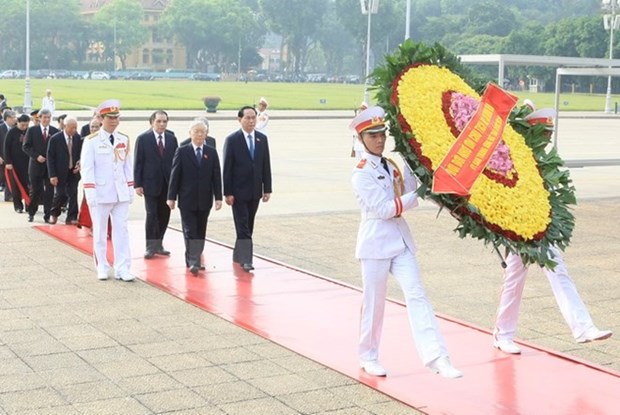 Leaders pay tribute to heroic martyrs hinh anh 1