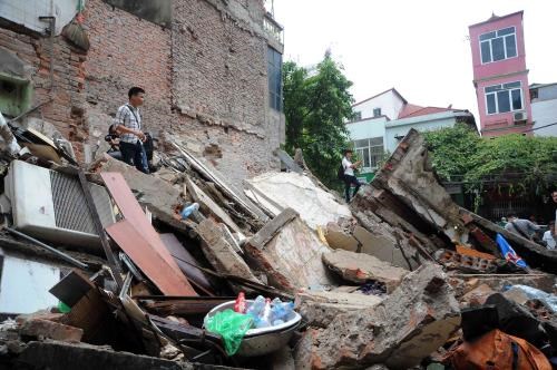 Hanoi: further investigation into house collapse needed hinh anh 1
