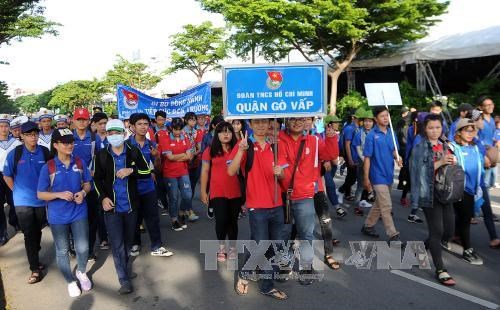 Over 5,000 students walk to raise funds for needy peers hinh anh 1