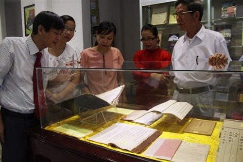 Books on Hue culture and history exhibited hinh anh 1