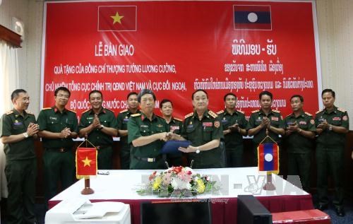 Vietnam presents computers to Laos’s military units hinh anh 1