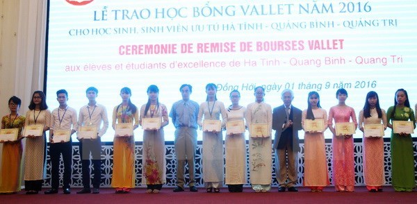 Vallet scholarships awarded to students in central region hinh anh 1