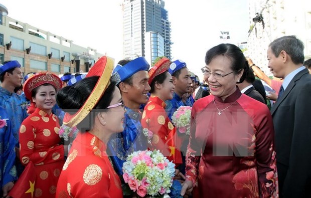 100 couples join HCM City collective wedding hinh anh 1