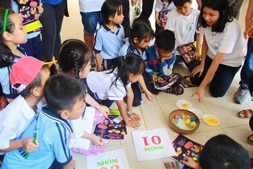 Volunteers inspire rural students with science hinh anh 1