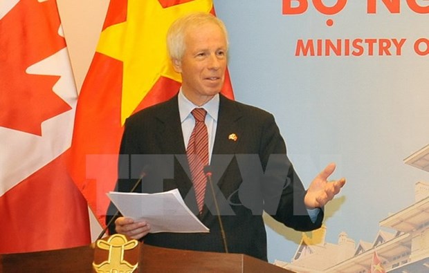 Canadian FM talks to Vietnamese students about climate change hinh anh 1