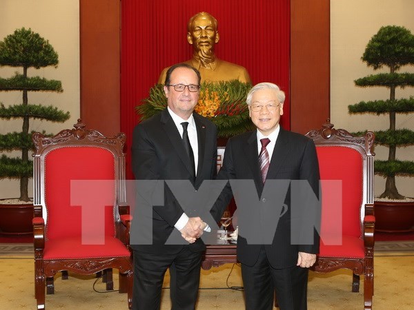 Vietnamese, French leaders vow to ratchet up partnership hinh anh 1
