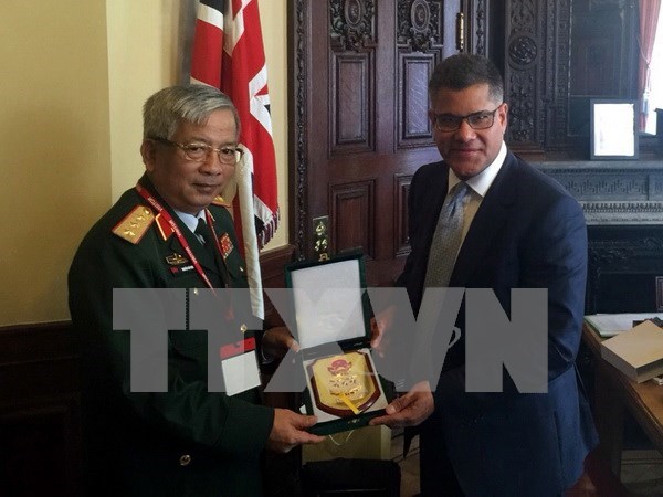 UK eyes stronger defence links with Vietnam hinh anh 1