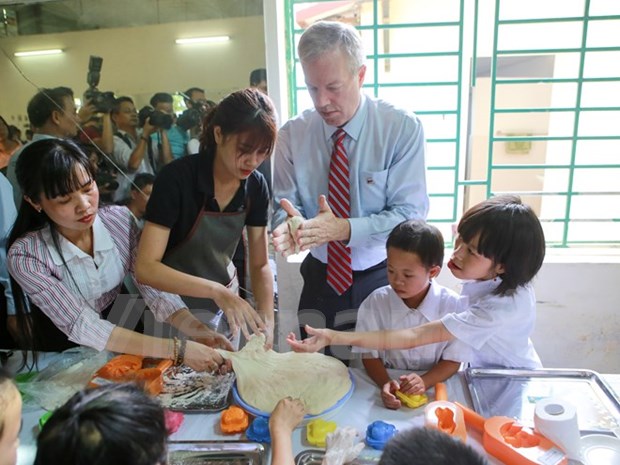 US Ambassador presents gifts to AO victims on moon festival hinh anh 1