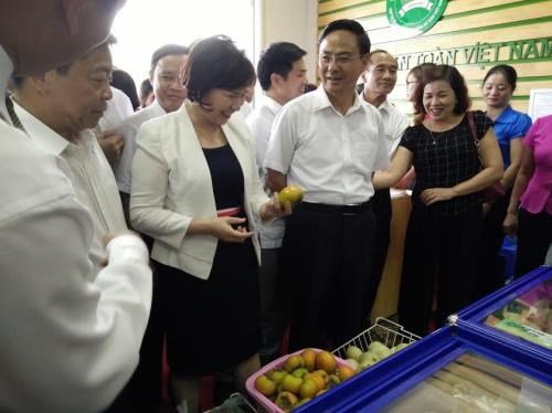 Supermarket for safe farm products opens in Hanoi hinh anh 1
