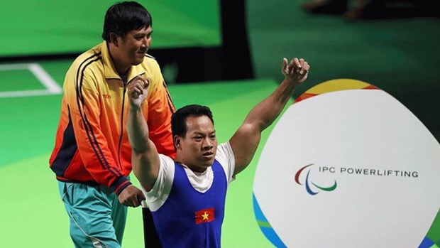 Paralympian powerlifter to receive free AirAsia flights for life hinh anh 1