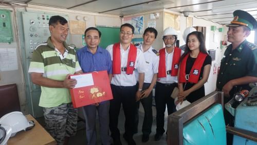 Three foreign ships abandoned for months in Vietnamese waters hinh anh 1