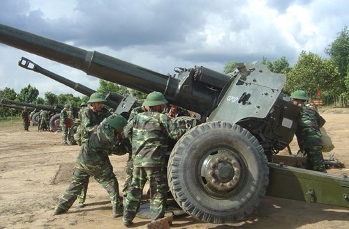 Vietnamese, Cambodian artillery forces boost ties hinh anh 1