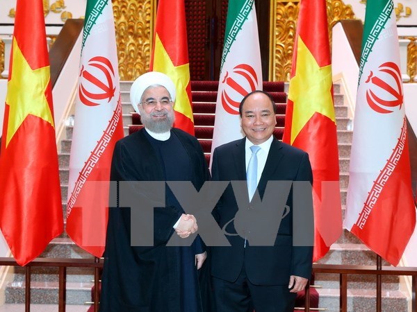 Prime Minister Nguyen Xuan Phuc receives Iranian President hinh anh 1