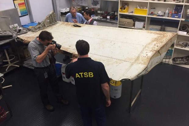 Malaysia: Debris found in Mauritius confirmed to be part of MH370 hinh anh 1