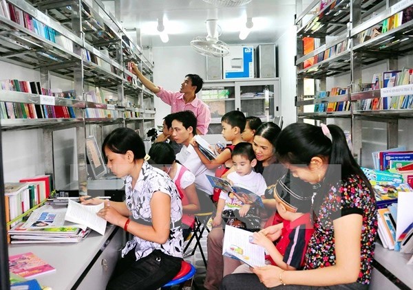 Disadvantaged provinces receive mobile libraries hinh anh 1