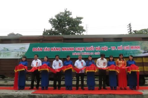 Hanoi-Binh Duong non-stop cargo railway service debuts hinh anh 1