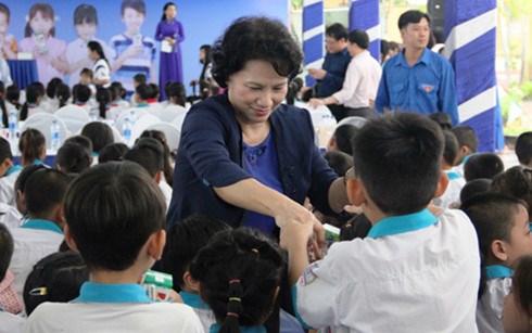 Can Tho: Children receive free milk, scholarships hinh anh 1