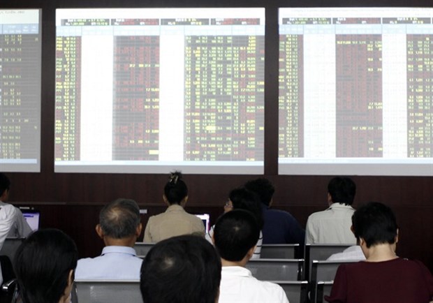 Shares fall as blue chips lose steam hinh anh 1