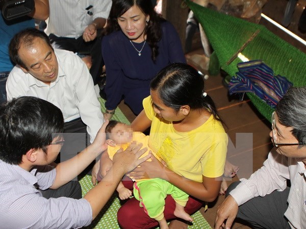Health workers study suspected microcephaly in Dak Lak hinh anh 1
