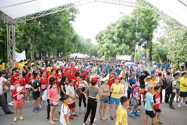 Running event raises funds for central provinces hinh anh 1