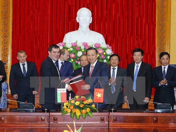Vietnam, Belarus sign MoU on public security personnel exchange hinh anh 1