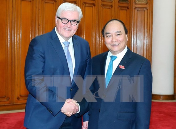 PM calls for more investment from German businesses hinh anh 1