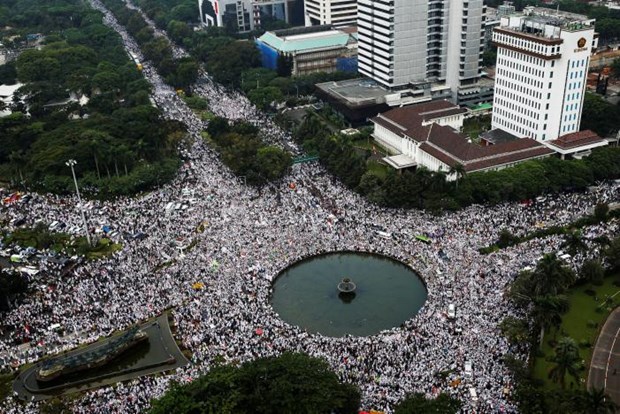Indonesia: Thousands of Muslim gather against Jakarta’s governor hinh anh 1