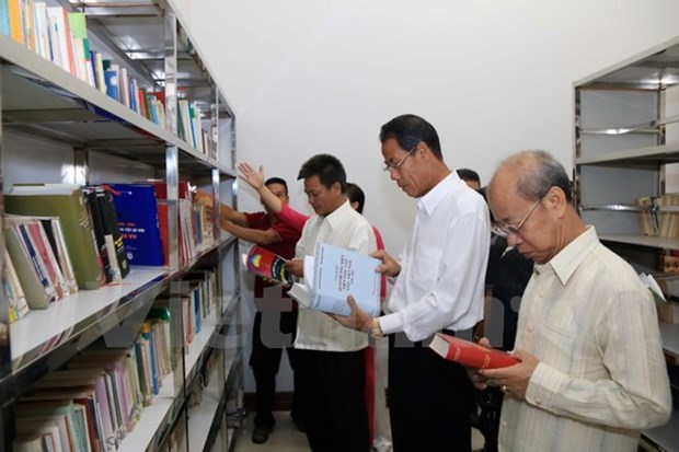 Vietnamese library opens in Vientiane hinh anh 1
