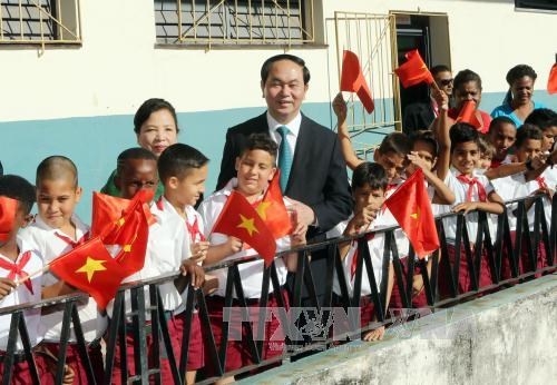 President visits school, monuments in Havana hinh anh 1