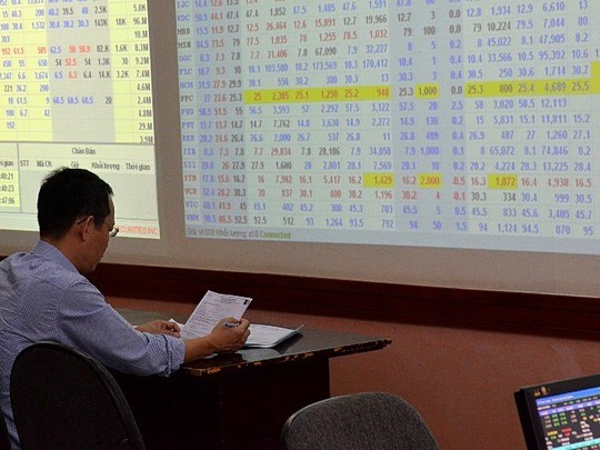 Shares dip on foreign offloading hinh anh 1
