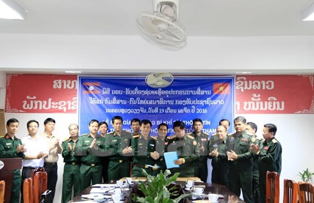 Vietnam People’s Army presents information equipment to Laos hinh anh 1