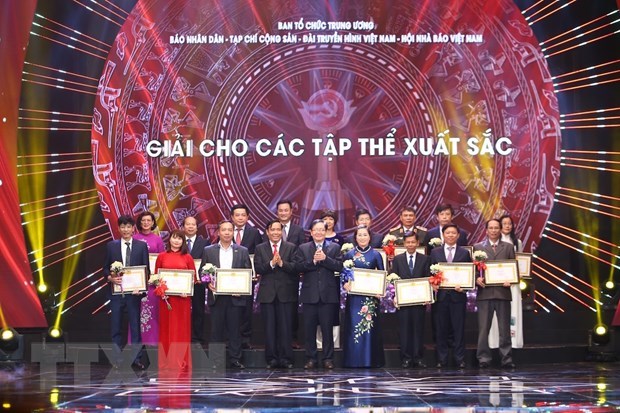 Bua Liem Vang Press Awards affirms political stance of journalists hinh anh 2
